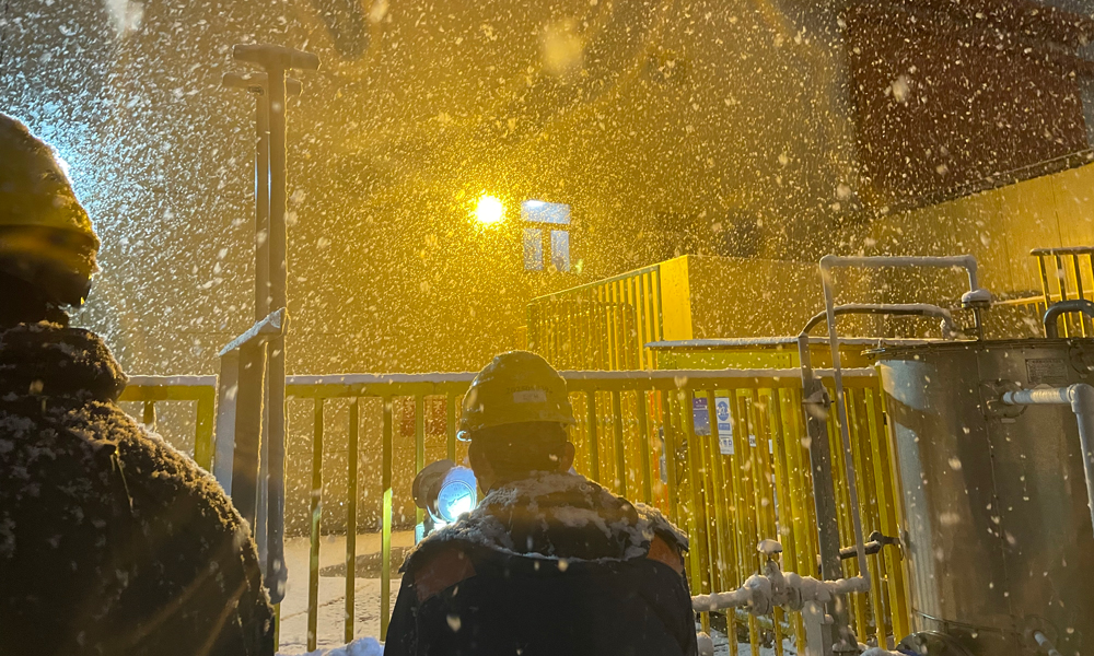 近日，遼寧紅沿河迎來今冬初雪。遼寧紅沿河核電有限公司提前部署各項迎峰度冬電力保障工作，做好低溫雨雪冰凍災(zāi)害防范及應(yīng)對。紅沿河核電電氣部安排專人24小時值守輸電線路智慧監(jiān)測平臺，多名技術(shù)骨干對核電站外輸電線路展開全天特巡，定時通報導線在線溫度、覆冰厚度等情況，密切監(jiān)控變化趨勢。