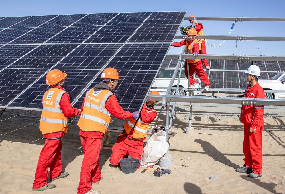 據了解，該項目建成后，年平均發電量為205.3323萬兆瓦時，項目投運后每年可節約標煤61.7萬噸，相應每年可減排二氧化碳約160萬噸。項目對于增強巴州地區電網穩定性，帶動當地經濟發展，具有重大意義，社會效益、經濟效益和環保效益十分顯著。圖為施工人員安裝光伏面板。