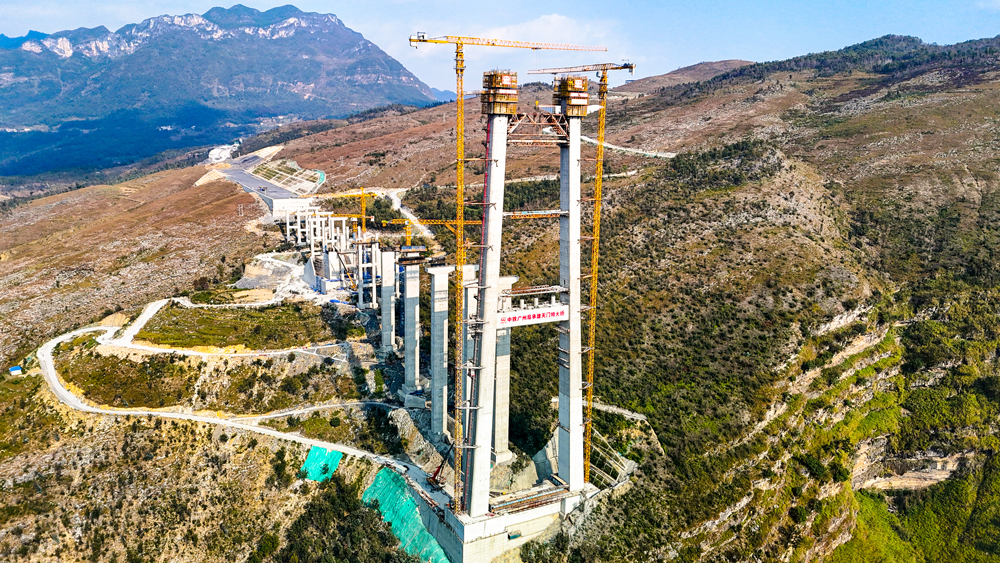 安盤高速是滬昆國家高速公路安順至盤州段擴容工程，全長133.7公里，設計時速為100公里。項目建成后，兩岸居民行車時間將由以前繞行3小時縮短為直通約15分鐘，有效縮短貴州西部畢節、六盤水與安順的時空距離。