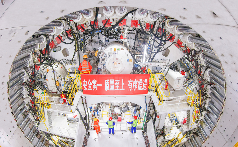 濟(jì)南市黃崗路穿黃隧道是濟(jì)南踐行“黃河流域生態(tài)保護(hù)和高質(zhì)量發(fā)展”國家戰(zhàn)略的標(biāo)桿性工程，工程南起藍(lán)翔中路，終點與在建G309互通立交相銜接，全長約5755米，雙向6車道，設(shè)計時速60公里，是世界最大直徑水下盾構(gòu)隧道。施工中，隧道長距離穿越疊合地層，最深覆土厚度達(dá)49.2米，最大水土壓力6.3巴，先后下穿黃河兩岸大堤、黃河，掘進(jìn)過程中沉降控制要求高，施工難度大。圖為盾構(gòu)隧道內(nèi)景。