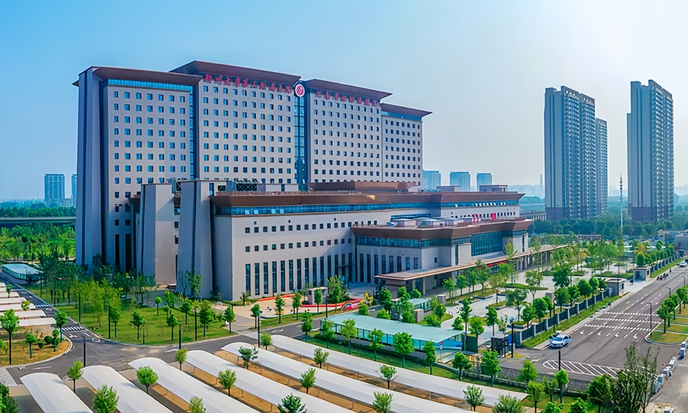 近期，中國建筑一批重點項目竣工。由中國建筑旗下中建一局承建的鄭州大學第三附屬醫(yī)院，是鄭州市重大工程，項目位于河南省鄭州市，總建筑面積約13.5萬平方米，設計床位1000張，涵蓋婦科、產(chǎn)科、乳腺甲狀腺外科、兒童康復科、新生兒科等多個病區(qū)，項目將打造國家婦產(chǎn)區(qū)域醫(yī)療中心，為項目周邊群眾提供全方位、全周期的健康服務。