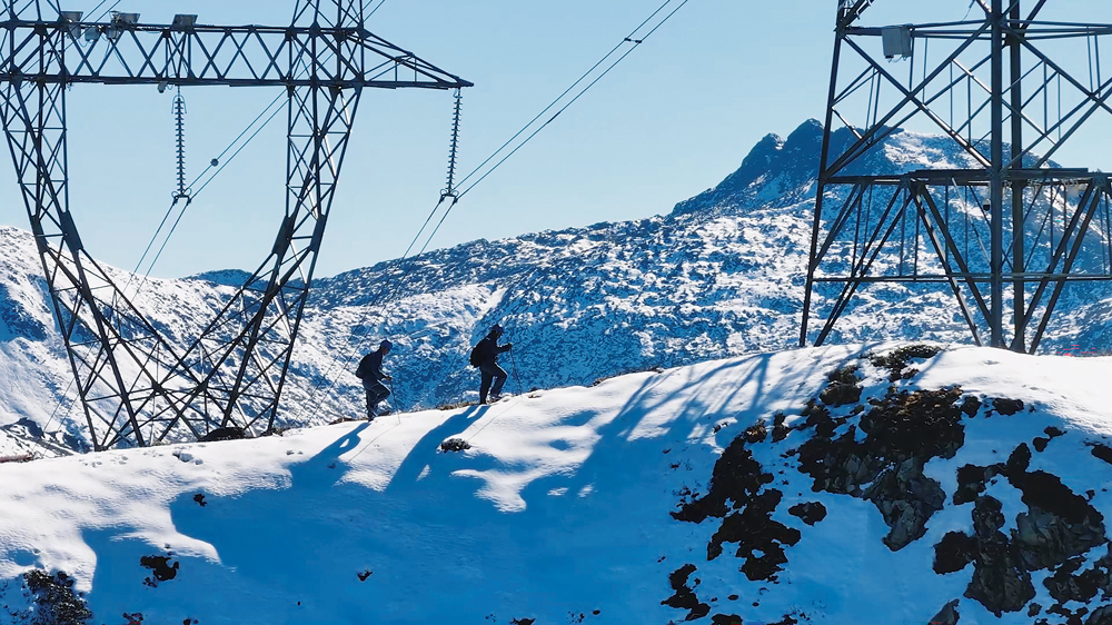 近日，受冷空氣影響，南方地區多地大幅降溫，南方電網供電范圍的貴州、云南、廣西、廣東部分地區發生電力線路覆冰。南方電網積極做好低溫雨雪冰凍災害防范應對工作，連日來，累計出動近2000人次開展防冰抗冰保供電，累計實施融除冰50多次，全力保障電網安全和電力可靠供應，切實保障人民群眾溫暖過冬。趕在云南碧羅雪山大雪封山之前，南方電網云南怒江供電局輸電管理所巡線員進行輸電線路巡維。