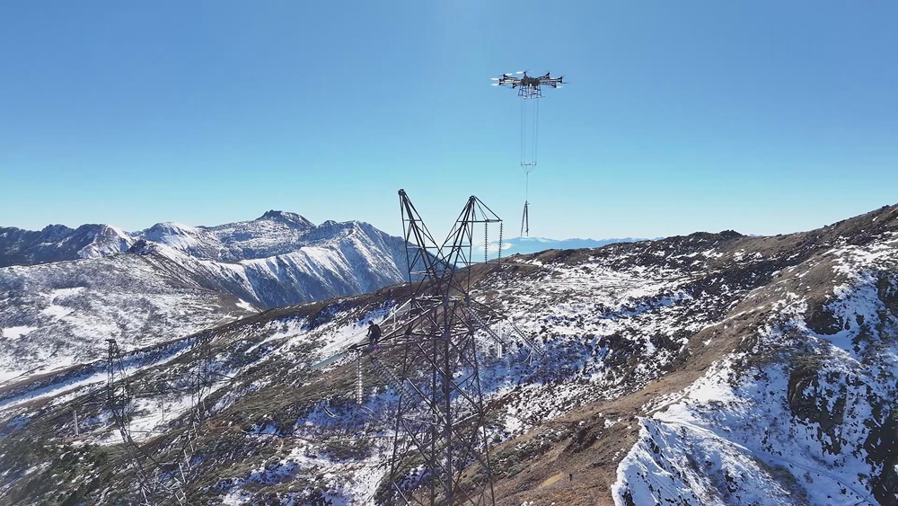 220千伏蘭福線巡檢期間，南方電網云南怒江供電局輸電管理所工作人員在碧羅雪山開展多旋翼重載無人機運輸電網線路設備試驗。