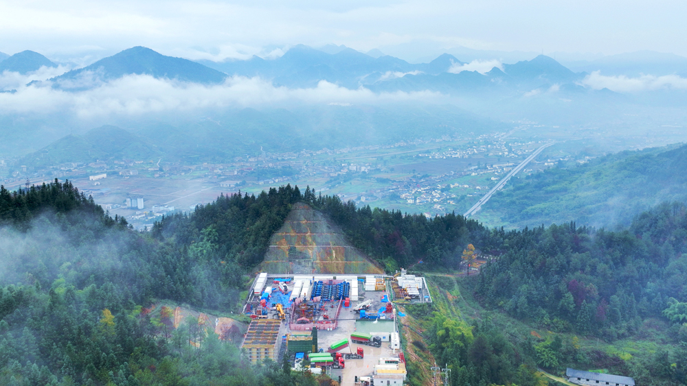 中國石化下屬華東油氣分公司重慶南川常壓頁巖氣田持續(xù)推進頁巖氣井儲層改造電動化、智能化技術(shù)推廣應(yīng)用，今年以來，已為35口頁巖氣井進行儲層改造，實現(xiàn)壓裂過程實時監(jiān)控、施工參數(shù)動態(tài)優(yōu)化，有效減少排放，保障作業(yè)安全。圖為重慶南川常壓頁巖氣田陽頁52-2HF井儲層改造現(xiàn)場。沈志軍 攝 