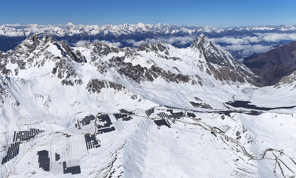 12月24日，世界海拔最高的光伏項目——華能納古光伏電站一期項目在云南迪慶并網發電，最高海拔超5240米。