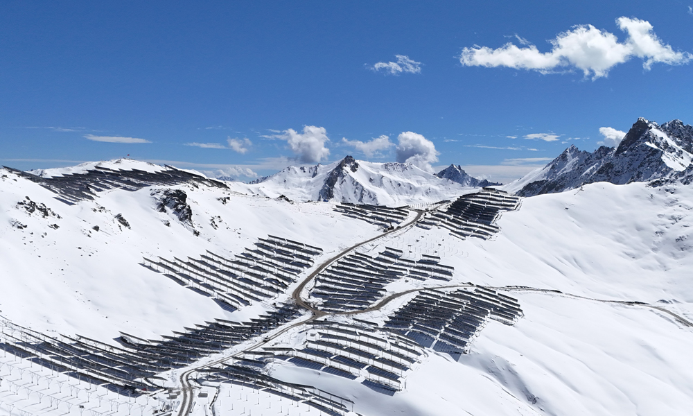 華能納古光伏電站是華能瀾滄江水風光一體化清潔能源基地的重要建設項目，位于云南省迪慶藏族自治州德欽縣的超高海拔高寒區，一期項目占地面積達1900畝，相當于177個標準足球場的大小，在4800米至5300米海拔高度建設有32個光伏陣列區，安裝約20萬塊雙面雙玻光伏組件，總裝機規模達10萬千瓦。
