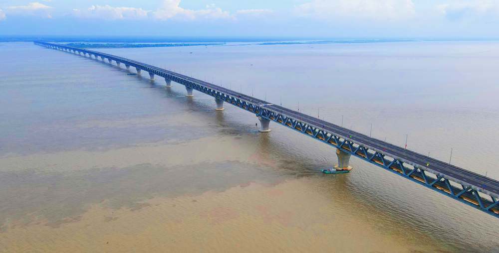 該橋位于帕德瑪河下游，主橋?yàn)殚L6.15公里的公鐵兩用雙層鋼桁梁橋，上層為四車道高速公路、下層為單線鐵路。2022年6月25日，歷時(shí)8年建設(shè)，帕德瑪大橋公路橋面正式通車，結(jié)束了帕德瑪河兩岸居民只能靠擺渡往來的歷史，這也使該橋被孟加拉國人民親切地稱為“夢(mèng)想之橋”。