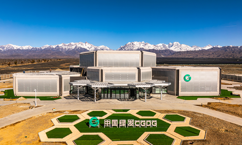 達(dá)坂城50萬(wàn)千瓦光伏項(xiàng)目位于戈壁地帶，施工團(tuán)隊(duì)克服地形地質(zhì)環(huán)境復(fù)雜、氣候條件惡劣等困難，最終實(shí)現(xiàn)高質(zhì)效并網(wǎng)。