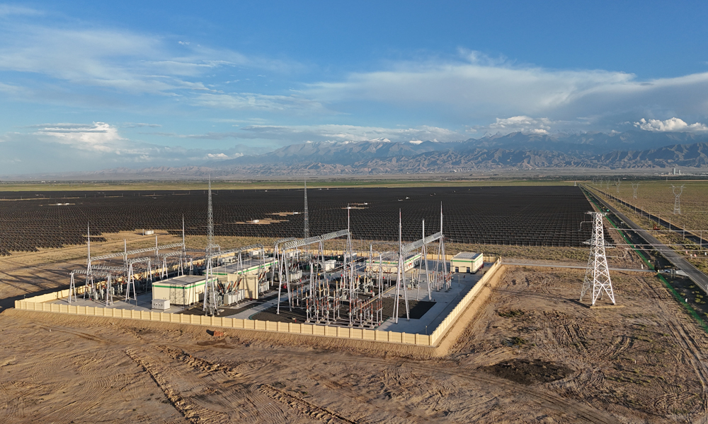 阜康100萬(wàn)千瓦多能互補(bǔ)項(xiàng)目是新疆昌吉州阜康市1億千瓦光伏產(chǎn)業(yè)規(guī)劃中的大基地項(xiàng)目首批開(kāi)工建設(shè)的項(xiàng)目之一，首期42萬(wàn)千瓦光伏項(xiàng)目已完成并網(wǎng)。項(xiàng)目全部并網(wǎng)后預(yù)計(jì)每年可提供16.75億度清潔能源，可用于電網(wǎng)調(diào)峰135次。