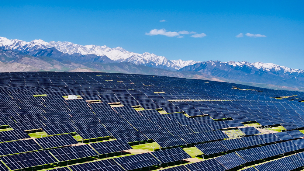 尼勒克400萬(wàn)千瓦風(fēng)電光伏一體化項(xiàng)目利用光伏板減少風(fēng)對(duì)植被的影響，遏制草場(chǎng)退化和荒漠化趨勢(shì)，實(shí)現(xiàn)“板上發(fā)電、板下放牧”的土地綜合利用。目前已完成并網(wǎng)300萬(wàn)千瓦。