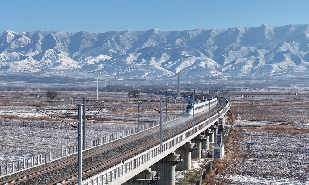 近日，中國中鐵旗下中鐵三局、六局、電氣化局、隧道局、建工、上海局參建的集寧經大同至原平高速鐵路（簡稱集大原高鐵）開通運營。集大原高鐵是我國“八縱八橫”高速鐵路網呼和浩特至南寧通道的重要組成部分，線路設計時速250公里，北起內蒙古烏蘭察布市（集寧），經山西大同、朔州，在忻州原平接入大西高速鐵路。開通運營后，太原至呼和浩特車程將由原先5個多小時壓縮至2.5小時左右。