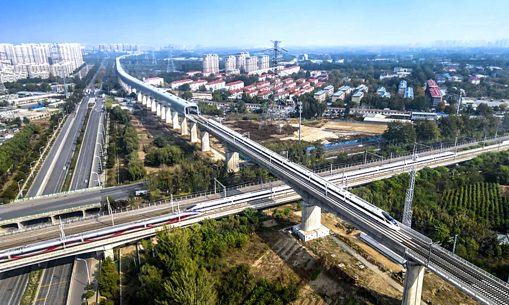 近日，懷柔至大興城際鐵路廊坊北至大興機場段（簡稱懷興城際廊興段）開通運營，固安東至大興機場站城際鐵路聯絡線同步開通，懷興、津興、京雄城際鐵路實現互聯互通，“軌道上的京津冀”建設再添新通道。懷興城際鐵路起自北京市懷柔區懷柔南站，經北京市順義區、通州區、河北省廊坊市，接入北京大興機場站，線路全長135公里，設13座車站。固安東至大興機場站城際鐵路聯絡線全長10公里，主要連接懷興城際、津興城際鐵路，中國中鐵旗下中鐵十局、電氣化局、建工參建。