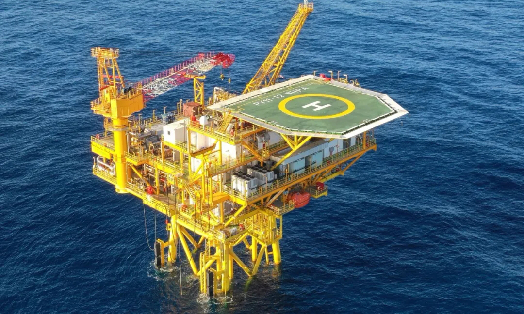 該項目已通過電力組網(wǎng)、5G通訊、海管海纜等數(shù)智化技術(shù)手段與番禺油田在役生產(chǎn)設(shè)施實現(xiàn)多功能組網(wǎng)，形成集數(shù)字化、智能化于一體的智慧油田群。進一步促進數(shù)智化技術(shù)與勘探開發(fā)核心業(yè)務(wù)深度融合，標(biāo)志著我國海上油田智慧開發(fā)模式取得新突破。圖為番禺11-12平臺。