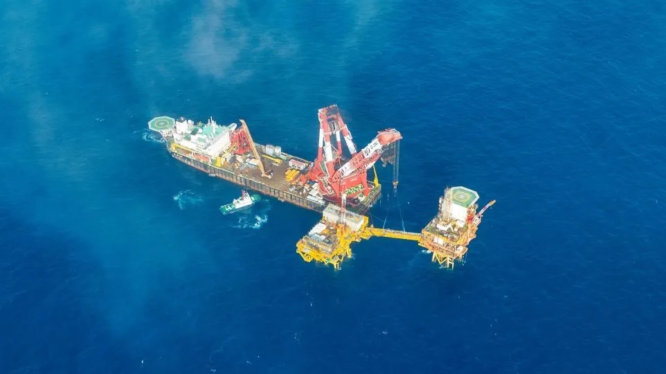 此次率先投產(chǎn)的番禺10-1平臺按照智能化、數(shù)字化標(biāo)準(zhǔn)設(shè)計，重量僅為常規(guī)平臺的三分之一，設(shè)備數(shù)量僅為常規(guī)平臺的五分之一，大量采用了智能閥門、儀表、控制系統(tǒng)等新型設(shè)備，可實現(xiàn)遠(yuǎn)程操作及臺風(fēng)模式下無人化生產(chǎn)。平臺通過一條52米的棧橋與已建的番禺10-2平臺連接，充分利用已有資源，有效降低油田開發(fā)成本。圖為工程船進行棧橋安裝作業(yè)。