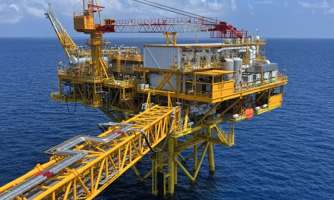 該項目實現(xiàn)我國首次應(yīng)用無人平臺遠(yuǎn)程開發(fā)海上稠油油田。番禺11-12平臺在搭載“臺風(fēng)生產(chǎn)模式”的基礎(chǔ)上，集成了包括油氣分離、加熱、增壓外輸?shù)戎悄芑O(shè)備的稠油處理系統(tǒng)，可同時在中心平臺和陸地操控中心進行遠(yuǎn)程操作，具備遙控測井、壓井和恢復(fù)生產(chǎn)等能力，進一步豐富了我國非常規(guī)油氣田經(jīng)濟高效開采技術(shù)體系。圖為番禺10-1平臺。