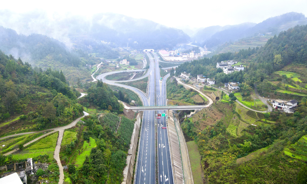 渝湘復線高速總里程280公里，平均橋隧比80%，途經重慶巴南、南川、武隆、彭水、酉陽5個區縣。沿線分布有巖溶、危巖等特殊地質，30次跨越烏江、阿蓬江等河流，施工難度大。圖為渝湘復線高速阿依河互通。