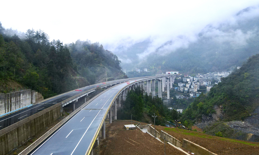 全線重難點工程替溪溝大橋最大墩高90.23米，相當于31層樓高，大橋所在地環境復雜，安全風險極高。針對墩柱之間跨度較大的難題，建設中采用了預應力混凝土連續剛構掛籃懸臂澆筑施工和空心薄壁高墩液壓爬模施工。同時，創新性地引入了新型裝配式挖孔樁提升架，對液壓爬模進行了微改微創，并增設了加高防護欄桿等措施。圖為渝湘復線高速替溪溝大橋。