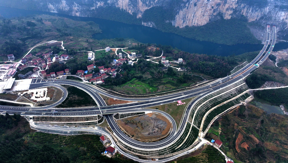 目前，渝湘復線高速剩余路段正在加快建設，全線預計在2025年內建成通車。全線通車后，從重慶中心城區前往酉陽等地車程較既有渝湘高速可縮短約60分鐘，將有效緩解既有渝湘高速擁堵狀況。圖為渝湘復線高速龔灘互通。