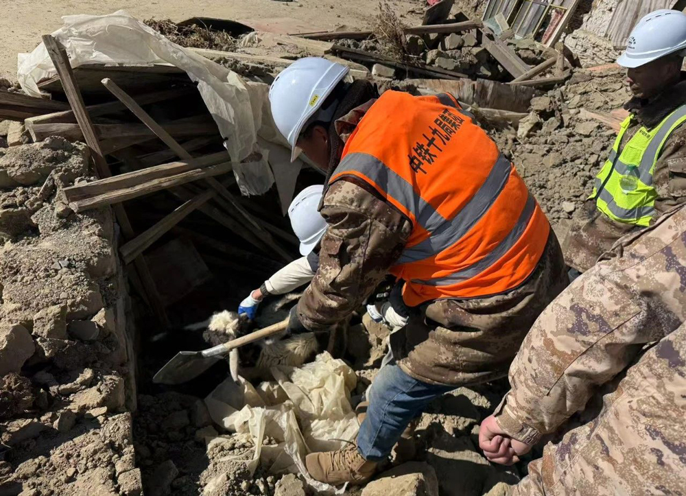 1月7日9時5分，西藏日喀則市定日縣發生6.8級地震，造成重大人員傷亡，大量房屋倒塌。地震發生后，中國鐵建迅速集解力量，奔赴現場開展救援工作。中鐵十九局第一時間向地方政府報備，主動請纓進入現場救援。在地方政府統一安排部署下，16名救援人員緊急集結，攜帶挖機、自卸車、平板車、皮卡車等機械設備7臺套，迅速趕到古榮村參與救援，協助受災群眾轉移物資，配合現場交通疏解工作，保障將各類救援物資送到群眾手中。