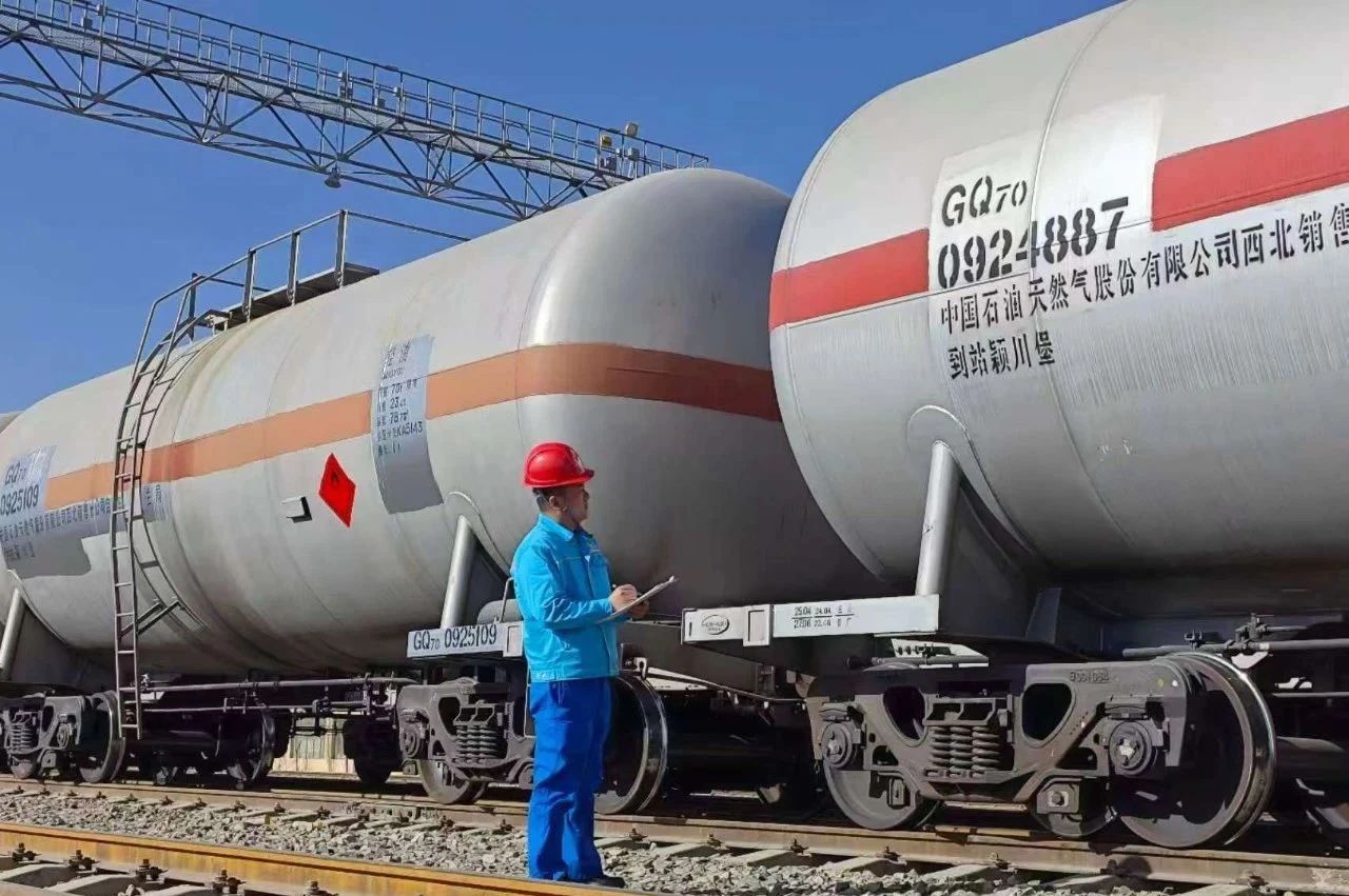 中國石油西北銷售公司青藏代表處積極核對拉薩鐵路庫、725油庫油品庫存情況。目前，拉薩地區(qū)油品儲備充足，西北銷售重新優(yōu)化編制后期發(fā)運計劃，加大向拉薩地區(qū)前移資源的力度。1月7日當天，向拉薩發(fā)運95號汽油1000噸，向拉薩725油庫分輸92號汽油2000噸，全力保障地震救災(zāi)用油供應(yīng)。