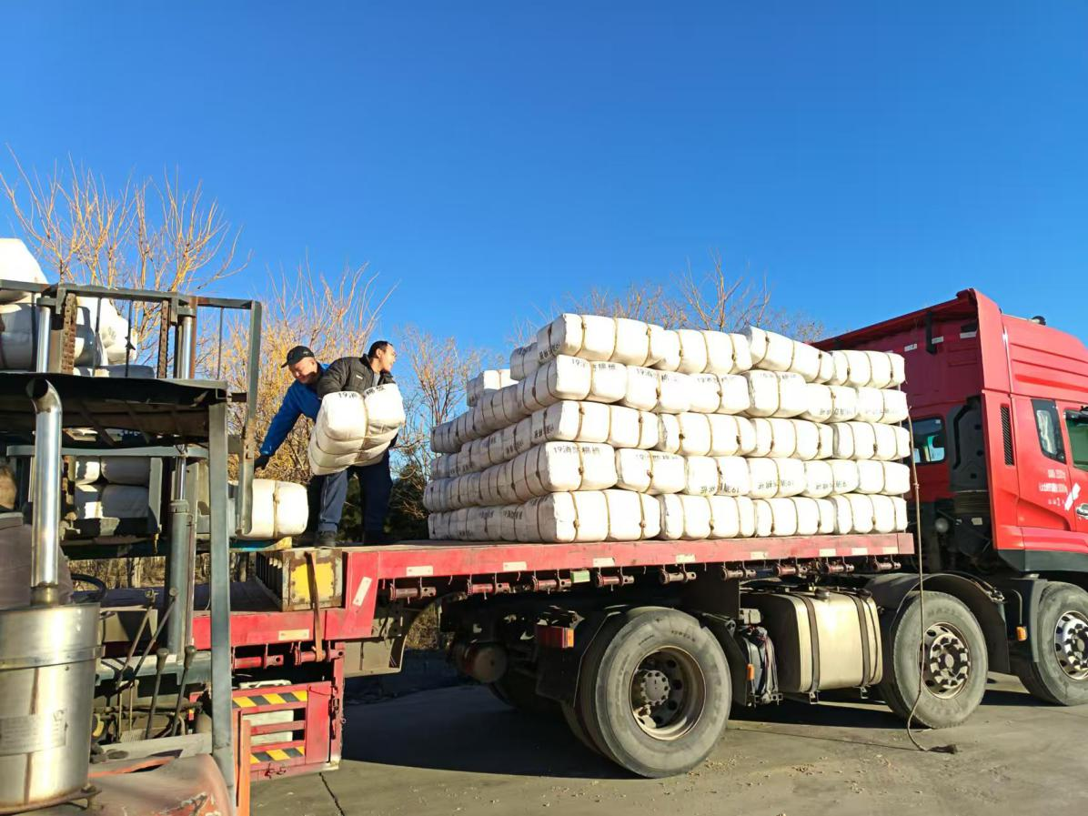 1月7日9時5分，西藏日喀則市定日縣發生6.8級地震，造成重大人員傷亡，大量房屋倒塌。新興際華集團聞訊而動，迅速部署所屬企業保供應急物資。新興際華7555公司緊急將10000床棉被出庫裝車，爭取第一時間將物資交付災區。