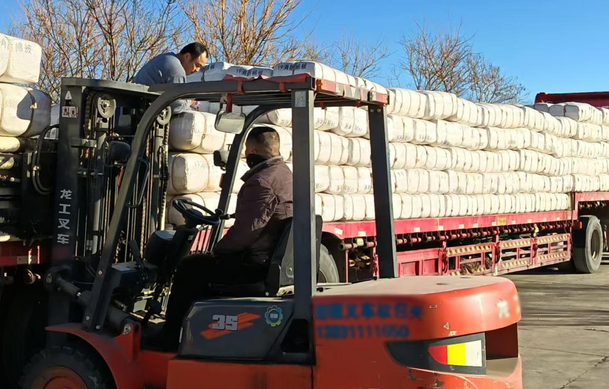 新興際華集團聞訊而動，迅速部署所屬企業保供應急物資。新興際華7555公司緊急將10000床棉被出庫裝車，爭取第一時間將物資交付災區。