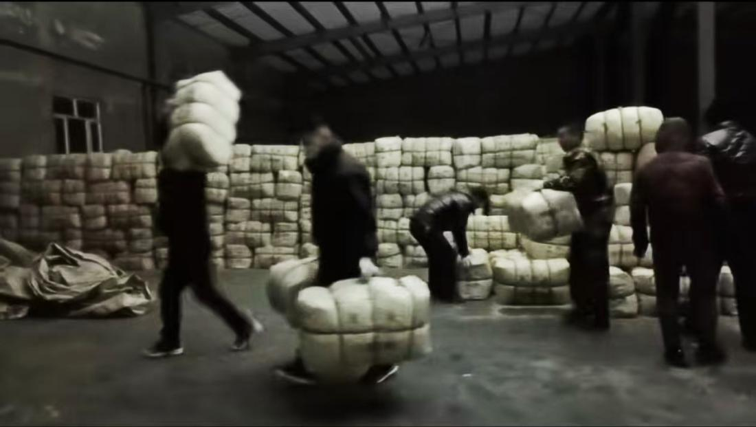 1月7日，新興際華森普利公司連夜組織全體男職工將10000件皮大衣裝車，并于凌晨4時發出。