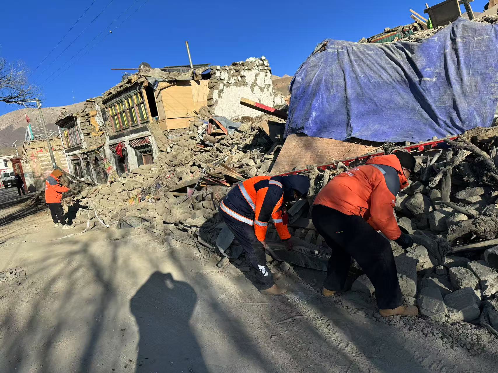 1月7日9時5分，西藏日喀則市定日縣發生6.8級地震。中國聯通西藏聯通立即啟動應急通信保障預案，緊急集結搶險人員趕赴現場開展搶險救災工作。截至1月7日12時，西藏聯通已成立應急搶險小組2個，出動應急人員8人、維護人員4人，并第一時間調度應急衛星車輛1輛、中型基站車1輛、一體化應急基站1臺、維護車2輛、衛星電話2部、熔纖機4臺、應急儲備光纜10皮長公里。