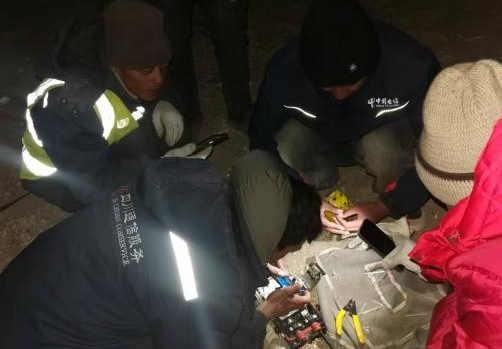 中國電信從組織、網絡、服務、物資等方面全力推進西藏定日縣抗震救災保通信工作。1月8日凌晨2時34分搶通曲當鄉傳輸光纜，目前定日縣35個退服基站已恢復通信。