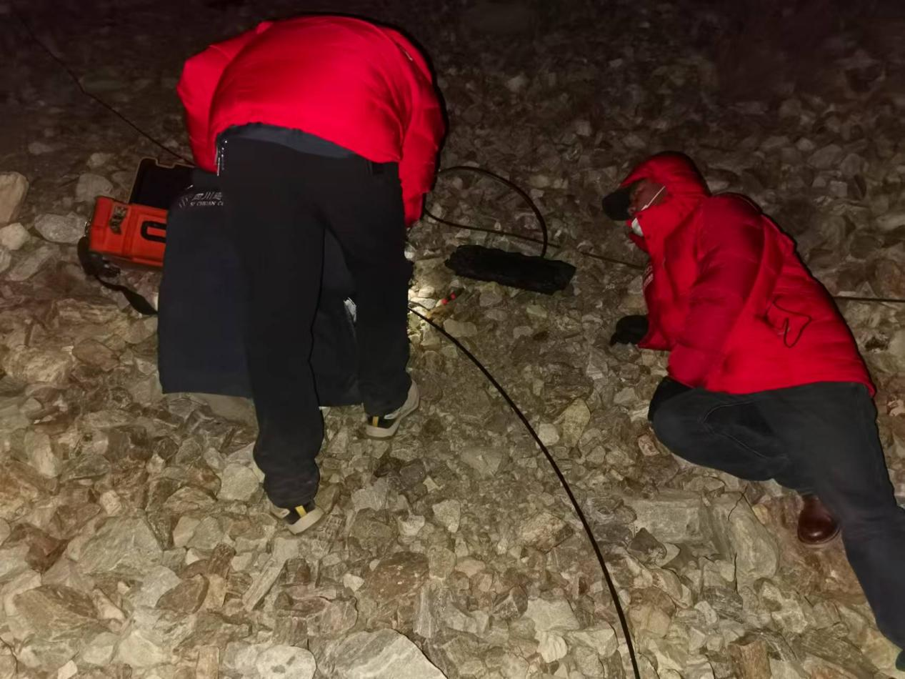 中國電信西藏分公司立即啟動抗震救災應急通信預案，迅速組建搶險突擊隊，出動10組搶修隊伍共75人，通信搶修車、應急通信車26輛，應急發電機22臺，移動電源3臺，調用衛星電話19部，攜帶搶險物資包括OLT（光線路終端）兩套、820傳輸設備一臺、6芯光纜12公里、基站3套、接頭盒32套、24芯光纜3公里 、熔纖機3臺。各級單位加大機房、干線光纜、重要通信節點巡檢保障，提前做好設備排查；24小時值守值班，執行應急通信信息“零報告”制度。