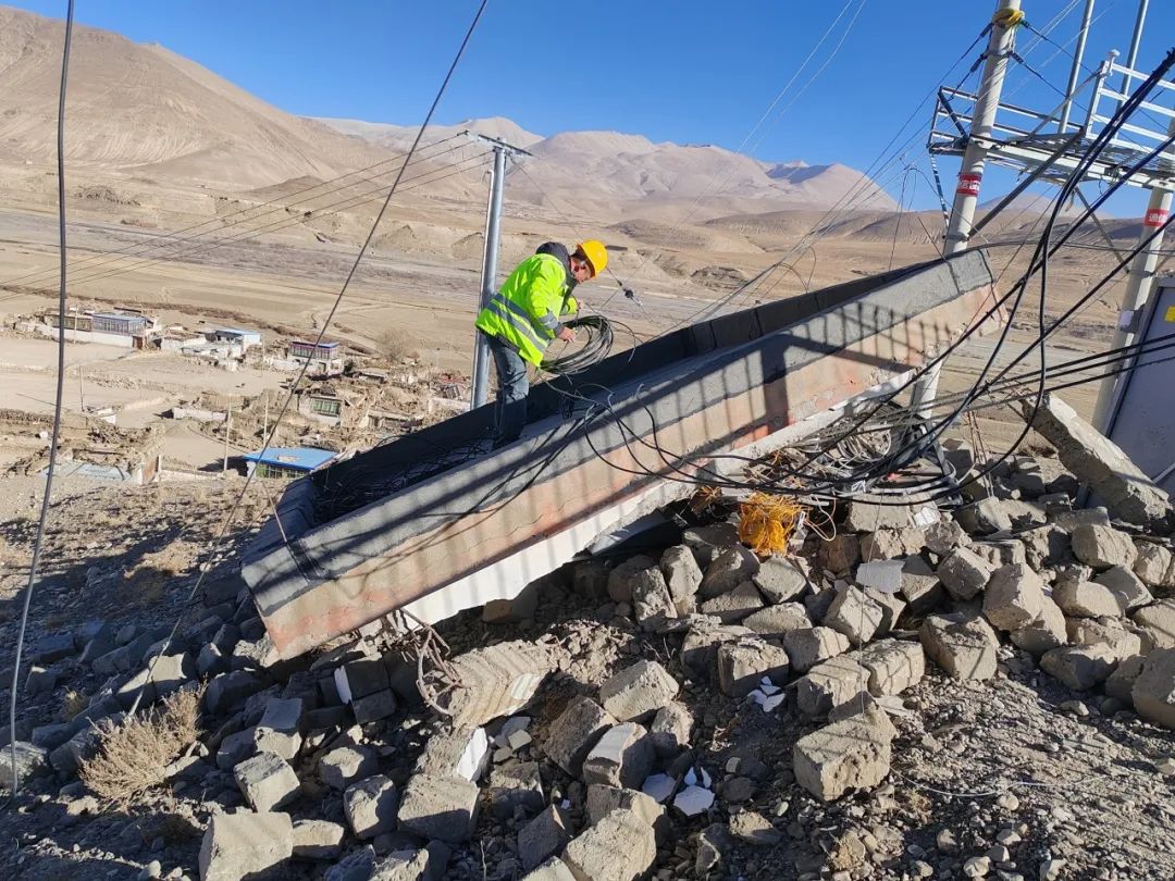 1月7日9時5分，西藏日喀則市定日縣發生6.8級地震，造成重大人員傷亡，大量房屋倒塌。中國移動立即啟動應急預案，全力以赴做好地震災區通信網絡保障。截至1月7日14時，已有13組應急搶修小組共43人、13輛車趕往災區。其中2組人員前往拉孜縣芒普鄉進行搶險救災，11組人員前往定日縣曲洛鄉、措果鄉、長所鄉開展搶險救災工作。