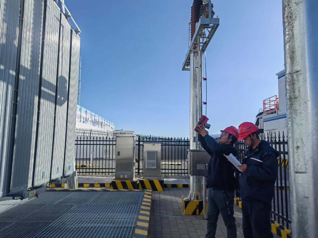 1月7日9時(shí)5分，西藏日喀則市定日縣發(fā)生6.8級(jí)地震，造成重大人員傷亡，大量房屋倒塌。地震發(fā)生后，中國華電所屬華電西藏公司全面排查光伏場站設(shè)備、建筑物、輸電線路等重點(diǎn)部位，持續(xù)加強(qiáng)現(xiàn)場巡檢、光伏電站運(yùn)行監(jiān)控，積極做好應(yīng)急處置工作。同時(shí)，嚴(yán)密加強(qiáng)與地方政府、地震、氣象、消防及醫(yī)療等部門聯(lián)系，密切關(guān)注震情與天氣情況，全力做好余震監(jiān)測防范和各類次生災(zāi)害應(yīng)急處置工作，嚴(yán)防次生災(zāi)害。截至目前，場站無人員傷亡、設(shè)備受損情況報(bào)告，設(shè)備參數(shù)正常，場站穩(wěn)定運(yùn)行。