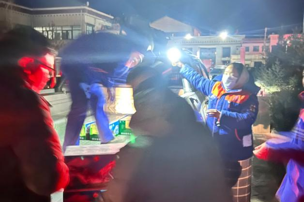 1月7日16時(shí)，中國(guó)能建易普力（西藏）工程有限公司救援隊(duì)購(gòu)置軍用棉被260床，于1月8日9時(shí)從拉薩出發(fā)前往日喀則；中國(guó)能建葛洲壩集團(tuán)救援隊(duì)購(gòu)置礦泉水、方便面、面包等物資，于1月8日9時(shí)趕赴現(xiàn)場(chǎng)，盡最大努力保障災(zāi)區(qū)群眾基本生活需求，為定日縣抗震救災(zāi)工作貢獻(xiàn)能建力量。