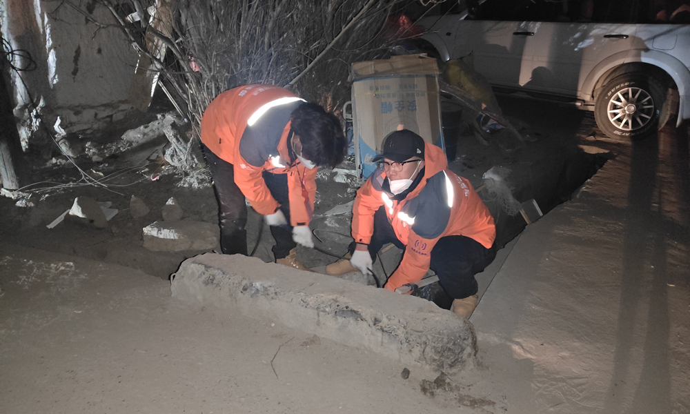 截至1月8日12時，中國聯通累計出動保障隊伍13支，出動保障人員106人、保障車輛33輛、應急車輛2輛、一體化基站5套、衛星電話19部、油機車3輛、發電機6臺、熔接機15臺、對講機8臺。西藏聯通已成立通信搶修前線指揮部和通信保障搶修工作小組，嚴格落實7*24小時值班制度，實時監控網絡動態，調度故障搶修工作；積極做好熱線極速通、問題極速解、預警提級等各項應急保障工作，其中緊急開機用戶數1339個,開通7天免停策略用戶數15226個。