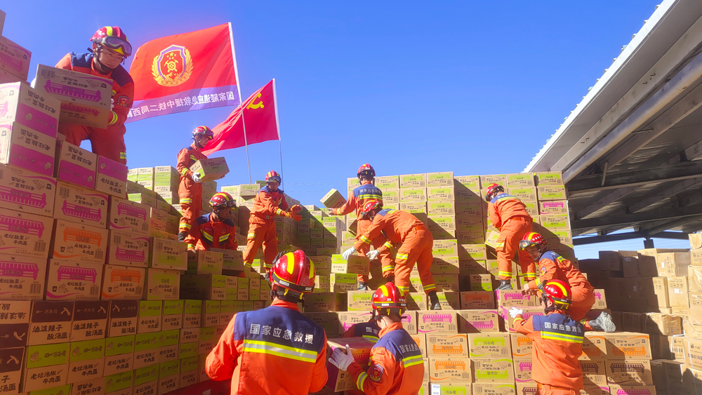 1月7日9時(shí)05分，西藏日喀則市定日縣發(fā)生6.8級(jí)地震。中國(guó)中鐵第一時(shí)間配合當(dāng)?shù)亻_(kāi)展災(zāi)后救援。當(dāng)日10時(shí)20分，國(guó)家隧道應(yīng)急救援中鐵二局西藏隊(duì)接到西藏自治區(qū)應(yīng)急管理廳指令后，迅速整隊(duì)出發(fā)奔赴定日縣。此次行動(dòng)，西藏隊(duì)分4批次出動(dòng)23名救援人員、7輛救援車(chē)輛、30余臺(tái)(套)專(zhuān)業(yè)救援設(shè)備。急行軍16個(gè)小時(shí)，1月8日3時(shí)50分到達(dá)定日縣后，西藏隊(duì)立即參加救援工作。圖為西藏隊(duì)在定日縣救援物資集散中心進(jìn)行物資裝卸工作，截至8日下午，該隊(duì)完成裝卸救災(zāi)物資300余噸。