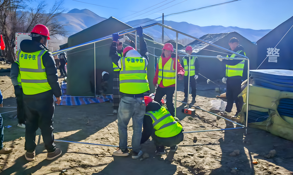 中鐵廣州局在藏項(xiàng)目部立即響應(yīng)，共組織救援人員71名，協(xié)調(diào)安排挖掘機(jī)、裝載機(jī)、平板車(chē)、越野車(chē)、加油車(chē)等機(jī)械設(shè)備共計(jì)38臺(tái)套。目前救援人員正全力在定日縣長(zhǎng)所鄉(xiāng)班久村、央米村、茶江村、森嘎村及康馬縣等地開(kāi)展救災(zāi)帳篷搭設(shè)等工作。