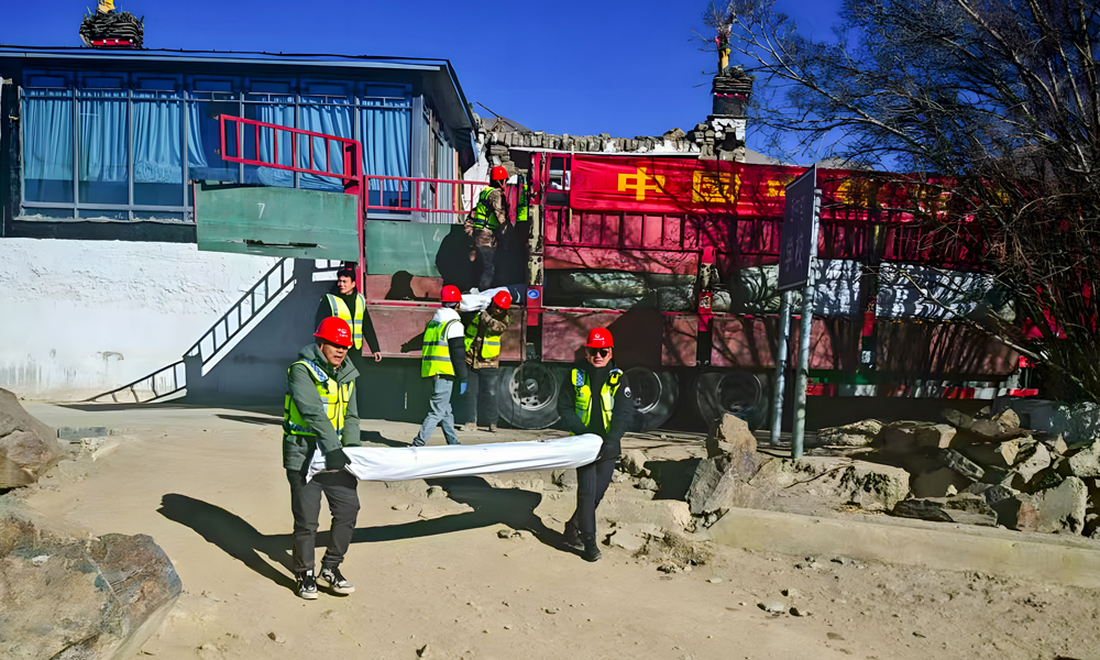 中鐵物貿(mào)成都分公司西藏經(jīng)營(yíng)中心聞令即動(dòng)，結(jié)合當(dāng)?shù)貙?shí)際需求和救援任務(wù)，充分發(fā)揮供應(yīng)鏈資源整合優(yōu)勢(shì)和快速反應(yīng)能力，第一時(shí)間將200頂帳篷、200件軍大衣及棉被、50箱方便面、1000片暖寶寶貼、30盞頭燈等救援物資送抵災(zāi)區(qū)一線(xiàn)，保障災(zāi)區(qū)群眾基本生活。