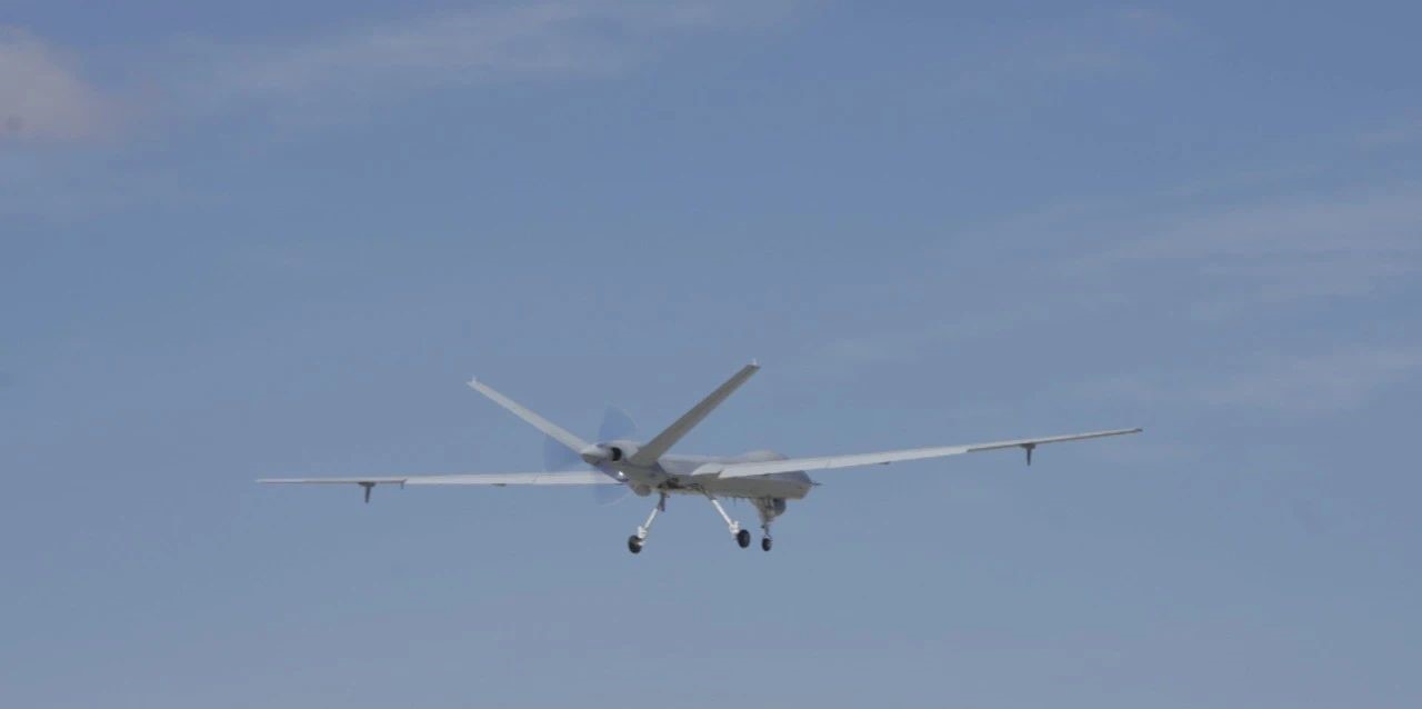 該光電監(jiān)視裝置由連續(xù)變焦電視、高分辨率熱像、超視距激光測(cè)距機(jī)、智能化圖像處理單位等組成，可實(shí)現(xiàn)空中長(zhǎng)時(shí)間監(jiān)視，實(shí)時(shí)傳回現(xiàn)場(chǎng)圖像和視頻，并具備大范圍高效區(qū)域搜索、小視場(chǎng)人員精細(xì)辨識(shí)等功能，可為救援指揮中心提供直觀的災(zāi)情現(xiàn)場(chǎng)情況和救援定位信息。