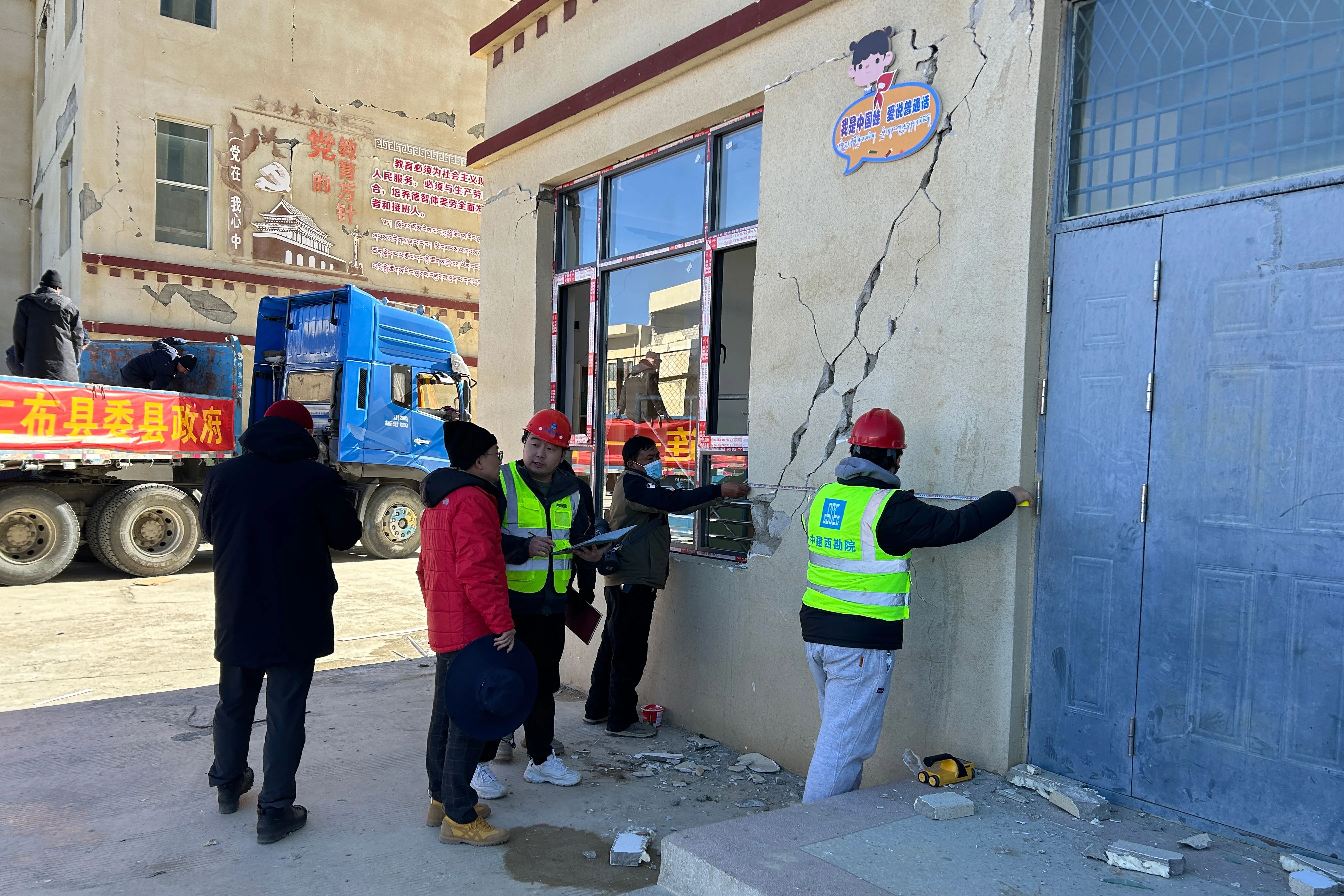 1月7日9時5分，西藏日喀則市定日縣發生6.8級地震，造成重大人員傷亡，大量房屋倒塌。地震發生后，中國建筑西勘院首批鑒定技術專家已于1月7日晚抵達日喀則，1月8日凌晨抵達定日縣震區。第二批鑒定技術專家于1月9日上午到達災區，協助當地開展震后災害評估工作。