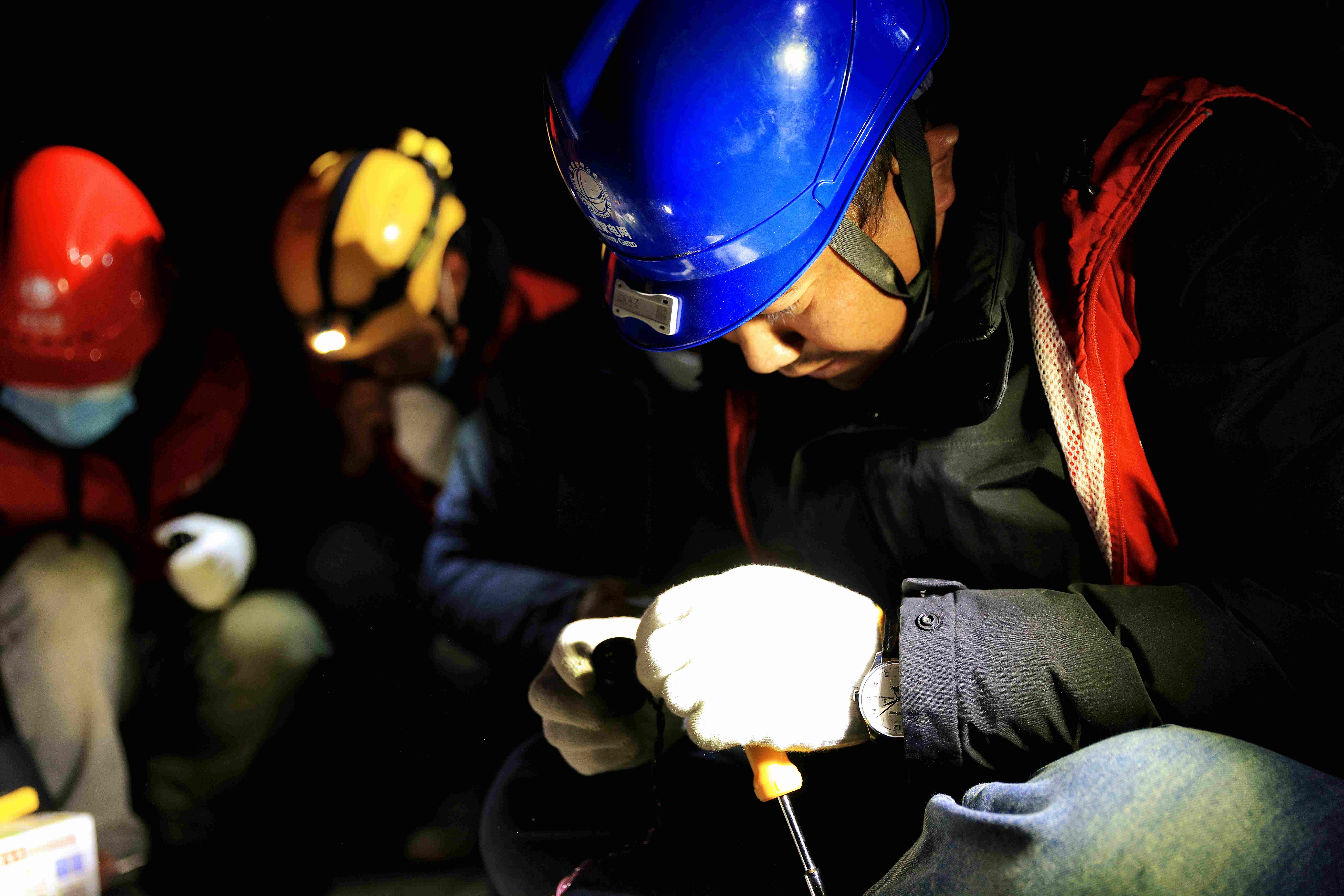 國網電力嚴格按照現場搶險救災工作統一部署，持續做好新增受災群眾安置點的接電工作，調集搶修隊伍，調配應急物資，全力開展震區及周邊電網供電設施隱患排查，保障受災區域可靠供電。