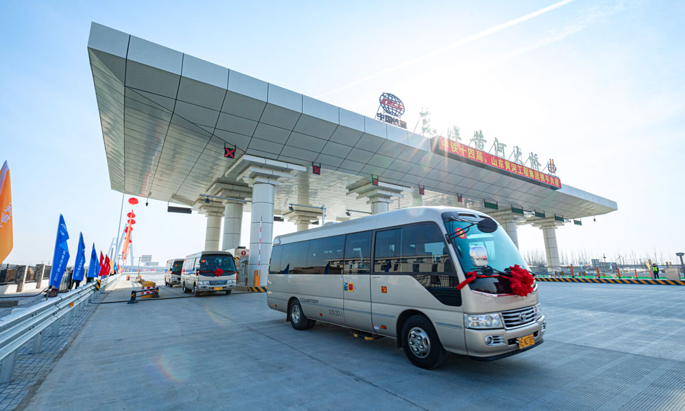 同時，受兩岸大堤交通凈空及防洪要求影響，該橋首創無下橫梁的A形橋塔，與超大體積啞鈴型承臺和地系梁形成穩定的框架結構，形成的“無下橫梁大傾角A字型橋塔施工關鍵技術”被鑒定為“國內先進”水平。圖為東津黃河大橋出入口。