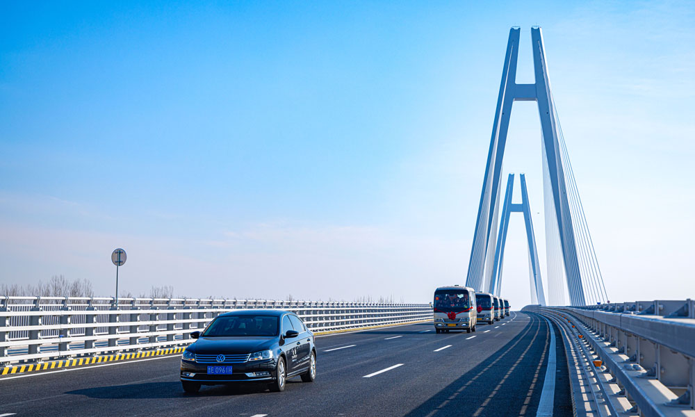 東津黃河大橋建成后將成為黃河自然保護區的靚麗名片，對于進一步加強黃河三角洲區域連通國內高速網絡能力，促進區域協調發展，推動實施黃河流域生態保護和高質量發展具有重要意義。圖為車輛通過東津黃河大橋。