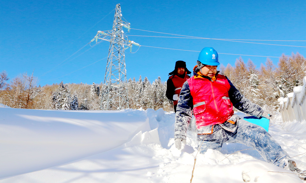凜風吹霜雪，歲寒燈火暖。近日，國家電網組織工作人員加強電網技術改造和線路設備巡護，落細落實各項保暖保供惠民舉措，持續提升供電可靠性和優質服務水平，以實際行動保障人民群眾溫暖過冬。圖為國家電網黑龍江牡丹江供電公司工作人員特巡66千伏葦三線，保障雪鄉景區冰雪旅游季安全可靠供電。