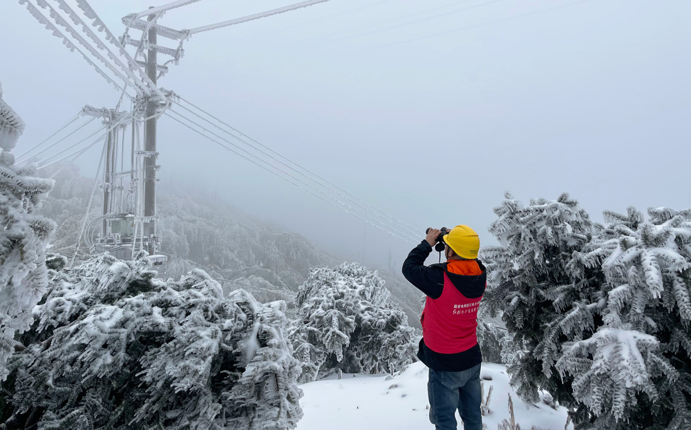國家電網浙江紹興供電公司工作人員特巡東白山山區覆冰線路，保障冬季可靠供電。
