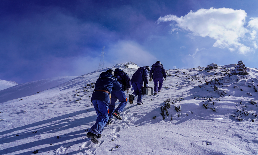 國家電網青海西寧供電公司工作人員雪后在達坂山開展110千伏達朔線特巡。