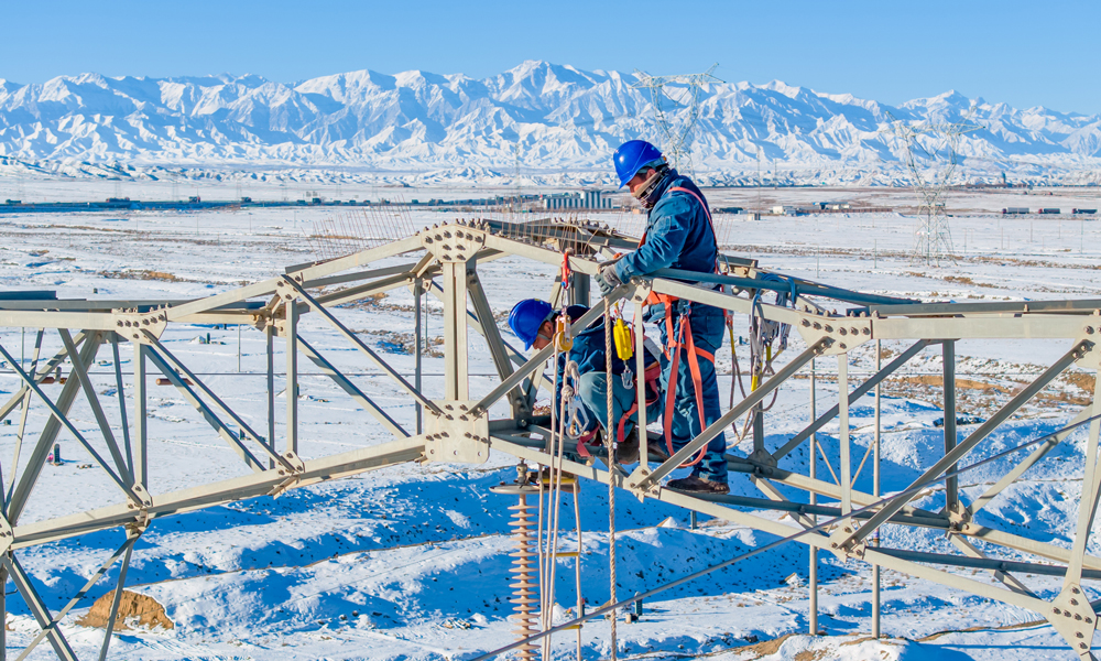 國家電網甘肅張掖供電公司工作人員更換330千伏線路老化絕緣子。