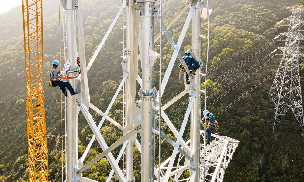 服務(wù)粵港澳大灣區(qū)國家戰(zhàn)略，電網(wǎng)建設(shè)開好局快起步。今年以來，南方電網(wǎng)全面加快廣東電網(wǎng)主網(wǎng)建設(shè)改造，進(jìn)一步完善電網(wǎng)架構(gòu)，提升綠色清潔能源輸送粵港澳大灣區(qū)負(fù)荷中心承載力。圖為廣東500千伏陽江青洲一、二海上風(fēng)電接入系統(tǒng)工程桿塔組立作業(yè)現(xiàn)場。