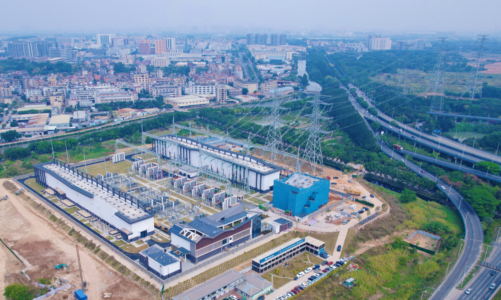 圖為近日投運(yùn)的東莞500千伏盛豐變電站航拍畫面。該站是東莞第七座500千伏變電站，它的投運(yùn)進(jìn)一步提升了東莞電網(wǎng)供電能力。