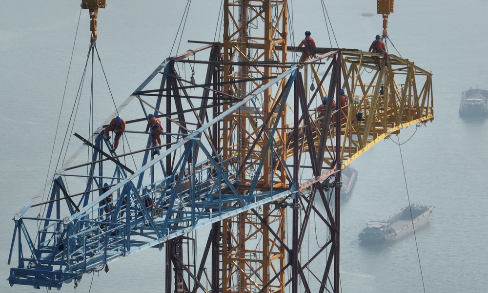 近日，在500千伏沙廣甲乙線改造工程現(xiàn)場，施工人員對(duì)跨江鐵塔進(jìn)行改造施工。