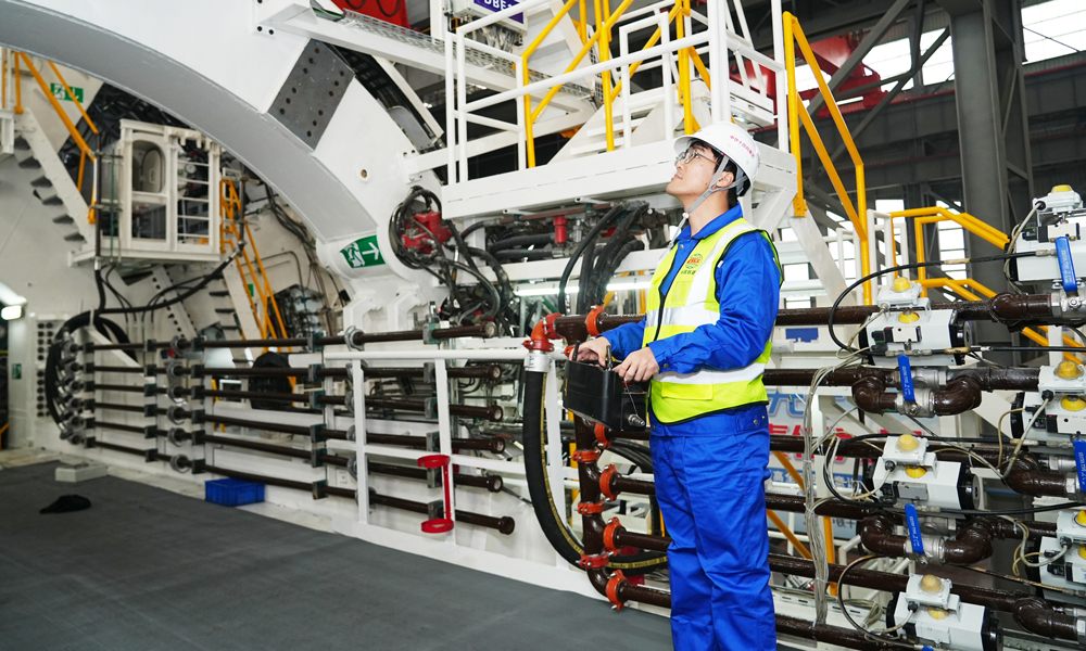 廈金大橋（廈門段）主線長約17.34公里，由海上橋梁和陸地隧道兩部分組成，其中位于廈門市思明區環島東路的主線隧道全長3291米，盾構段為左右雙線隧道，采用一臺盾構機掘進施工。其中，左線長度為1334米，右線長度為1038米，為單洞單層盾構形式，雙向六車道，設計時速80公里。圖為技術人員在調試盾構機。